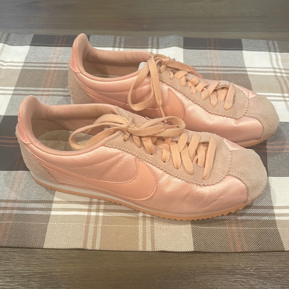 Nike Women's Sneakers Peach Pink